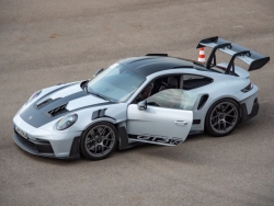 Porsche 911 GT3 RS 2023 đầu tiên cập bến Đông Nam Á