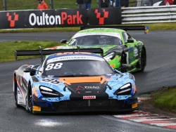 McLaren Artura GT4 chiếm trọn vinh quang trong ngày khai mạc giải Vô địch GT Anh Quốc