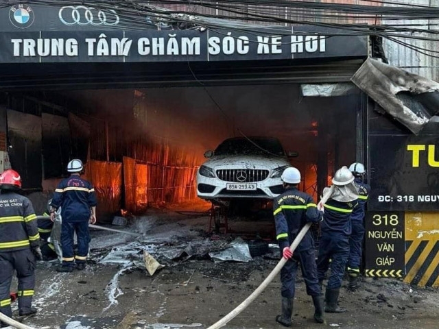 Hà Nội: Cháy gara ô tô khiến 9 xế sang bị thiêu rụi