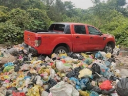 Nhân viên rửa xe ở Nghệ An lái xe của khách rồi vứt ở bãi rác chưa có bằng: Lái xe vì hiếu kì