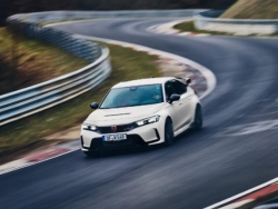 Civic Type R thiết lập kỷ lục mới 7 phút 44,881 giây cho xe dẫn động cầu trước tại Nürburgring (Đức)