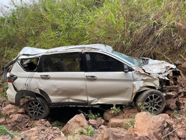 Suzuki XL7 lao xuống vực sâu 70m tại Điện Biên, 5 người thoát nạn