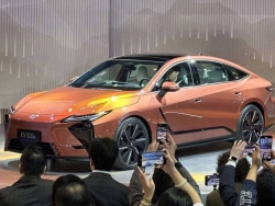 Lexus ES 2025 ra mắt tại Thượng Hải 2025