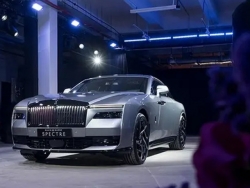 Rolls-Royce Black Badge Spectre ra mắt Singapore: Giá từ 45,1 tỷ VNĐ
