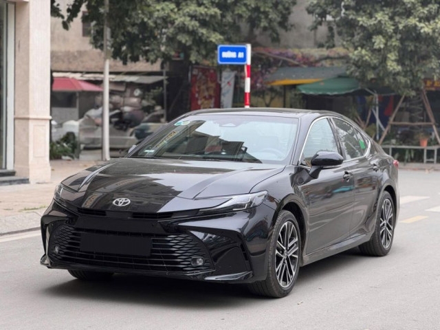 Toyota Camry được ưu đãi tới 100 triệu đồng, cạnh tranh trực tiếp Mazda6