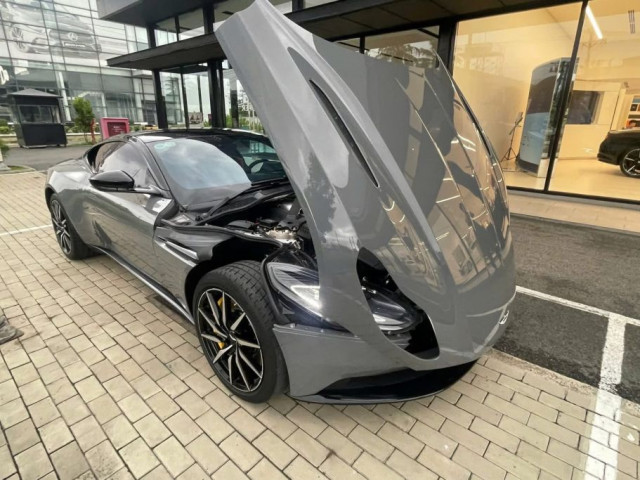 Aston Martin DB11 màu xám China Grey liên tục đổi chủ tại Việt Nam
