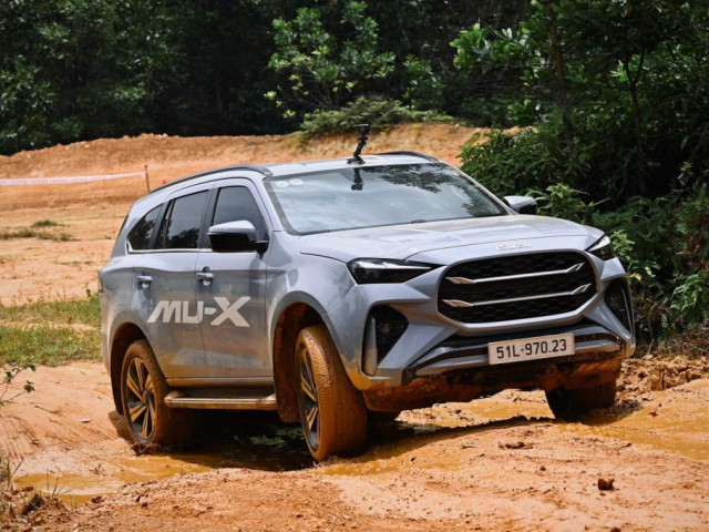 Isuzu mu-X 2025 ra mắt Việt Nam: Thêm bản Sport, giá từ 928 triệu