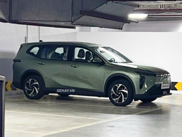MPV điện 7 chỗ VinFast Limo Green lộ diện ngoài đời thực