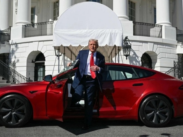 Tổng thống Trump bán xe Tesla Model S sau mâu thuẫn với Elon Musk