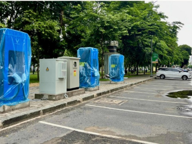 TP.HCM có trụ sạc trên vỉa hè, phục vụ xe đỗ dưới lòng đường