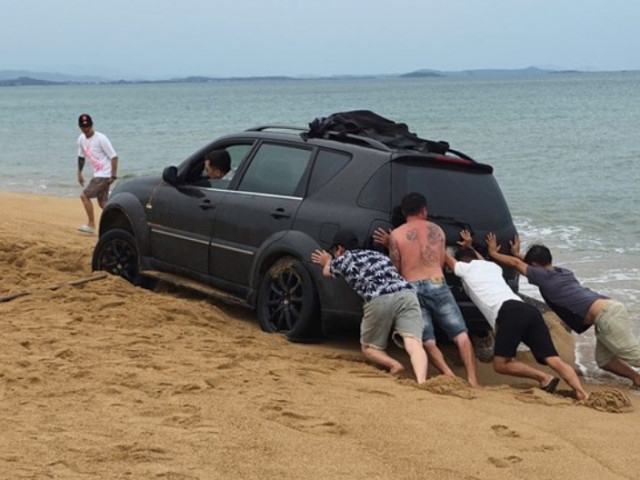 Mời tài xế bị mắc kẹt trên bãi biển Tuy Hòa lên làm việc