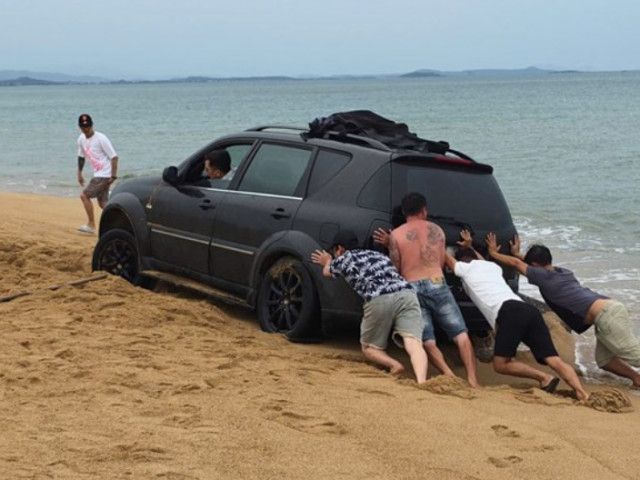Mời tài xế bị mắc kẹt trên bãi biển Tuy Hòa lên làm việc
