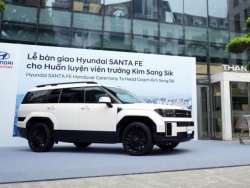Hyundai Thành Công Việt Nam bàn giao xe Santa Fe cho HLV Kim Sang-sik