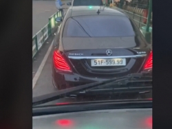 Tài xế xe tải “bó cẩn” về số, tắt máy khi đứng sau “xế hộp” Mercedes-Maybach S600