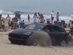 Porsche Cayenne bị mắc kẹt khi định off-road trên cát, mọi người phải hỗ trợ giải cứu