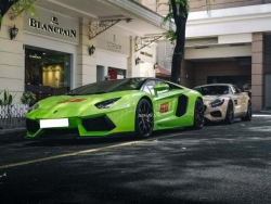 “Tóm gọn” bộ đôi Lamborghini Aventador Roadster và Mercedes-AMG GT S trên đường phố Sài Gòn