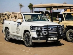 Toyota Land Cruiser 300 Series mui trần là chiếc xe tuyệt vời cho chuyến tham quan sa mạc