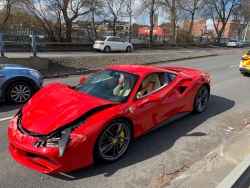 Vừa lăn bánh khỏi showroom, Ferrari 488 GTB bị đâm nát đầu