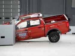 Bán tải cỡ trung như Ford Ranger, Toyota Hilux không bảo vệ tốt người ngồi sau