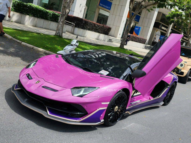 Sài Gòn: Bắt gặp “siêu bò” Lamborghini Aventador Roadster với màu “áo” cực độc