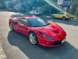 Ferrari F8 Spider mới lăn bánh 7.000 km lên sàn xe cũ