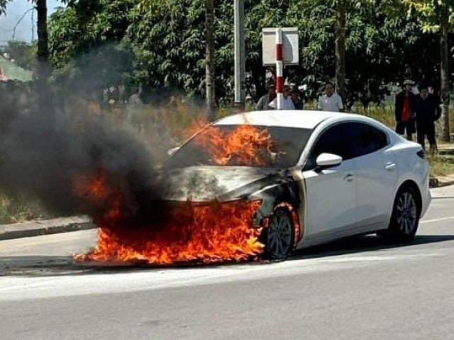 Hà Tĩnh: Mazda3 bất ngờ bốc cháy giữa đường
