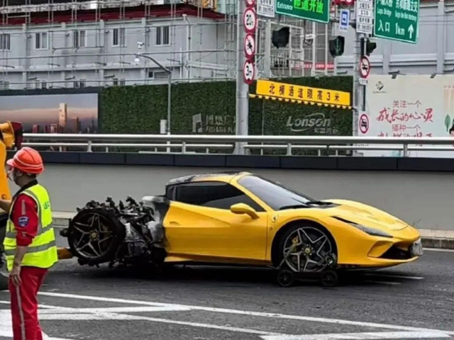 Ferrari F8 Spider cháy trên đường do tài xế không biết dùng số sàn