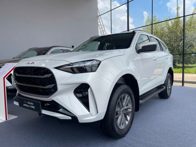 Isuzu mu-X 2025 được đại lý ưu đãi 20 triệu đồng