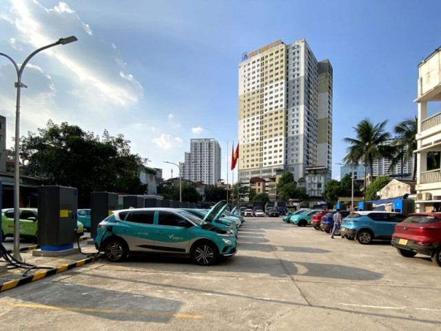 Tài xế hào hứng với trạm sạc V-Green siêu nhanh mới ở Hà Nội