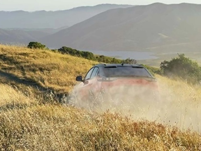 Subaru Uncharted 2026 lộ diện: Crossover điện thể thao, ngang cỡ Toyota Yaris Cross