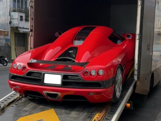 Koenigsegg CCX độc nhất Việt Nam bất ngờ xuất hiện tại showroom ở TP.HCM
