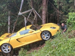 Siêu xe Porsche Carrera GT lao xuống vực, 2 người may mắn thoát nạn