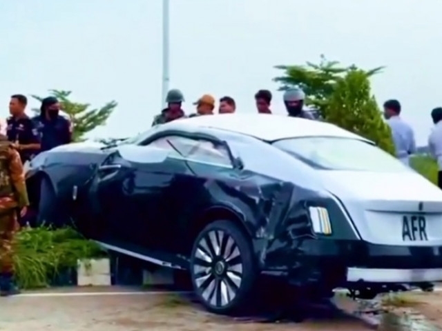 Rolls-Royce Spectre bị lật nghiêng, vỡ nát đầu trên cao tốc