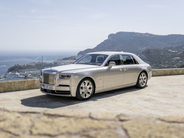 Rolls-Royce mùa hè 2025 tại Saint-Tropez: Trải nghiệm đỉnh cao bên bờ Riviera