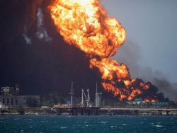 Lửa đe dọa bồn dầu thứ 4 trong vụ hỏa hoạn kho dầu tại Cuba