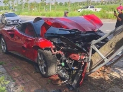 Chủ chiếc Ferrari 488 GTB bị đâm vào gốc cây yêu cầu bồi thường xe mới có giá trị tương đương