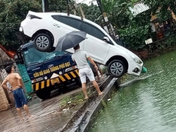 Hưng Yên: Hyundai Accent lao xuống ao "tắm" giữa trời mưa