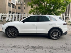 Sài Gòn: Đỗ xe qua đêm trên đường, Porsche Cayenne bị trộm "vặt" luôn cặp gương