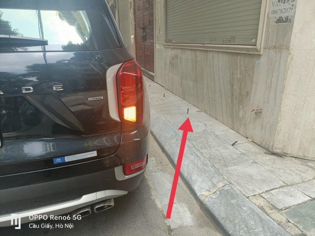 Hà Nội: Đóng đinh trên lề đường quanh nhà để ngăn ô tô đỗ