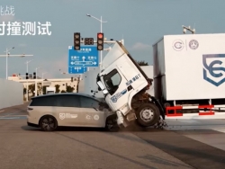 Xe điện Trung Quốc "gây bão" khi thử nghiệm hất văng đầu xe tải