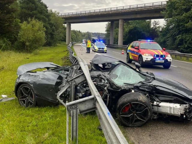 Siêu xe McLaren 720S nát bét sau tai nạn trên cao tốc