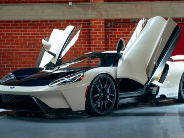 Ford GT Heritage Edition cũ được rao bán với giá 32,75 tỷ VNĐ