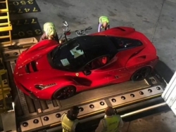 Rộ tin cực phẩm Ferrari LaFerrari sắp về Việt Nam: Phải chịu chơi lắm mới sở hữu được mẫu xe này!