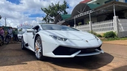 Sau nhiều năm ngắm mô hình, thanh niên 23 tuổi ở Đắk Lắk đã tậu được Lamborghini Huracan