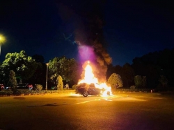Hà Nội: Xe BMW bốc cháy dữ dội khi đang lưu thông trên đường