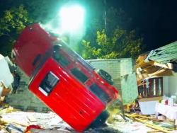 Youtuber “chơi lớn” thả rơi Mercedes-AMG G63 từ nóc nhà xuống đất