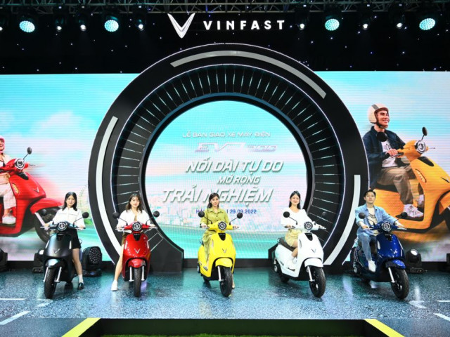 VinFast chính thức bàn giao xe máy điện EVO200