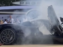 Siêu xe Pagani Utopia giá hơn 2 triệu USD bất ngờ bốc khói tại sự kiện