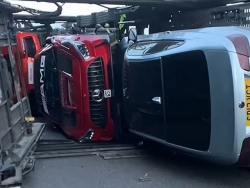 Lật xe tải chở dàn siêu xe, thiệt hại lên đến hàng triệu USD