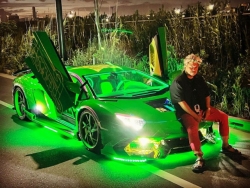 Tay chơi Lamborghini “dị” nhất thế giới: Phủ pha lê, kim cương kín dàn xe